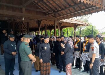 Bupati Demak, Eisti'anah, melaksanakna tradisi pisowanan ke Kasepuhan Kadilangu, Selasa, 5 Mei 2026. (M. Burhanuddin Aslam/Lingkarjateng.id)