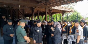 Bupati Demak, Eisti'anah, melaksanakna tradisi pisowanan ke Kasepuhan Kadilangu, Selasa, 5 Mei 2026. (M. Burhanuddin Aslam/Lingkarjateng.id)