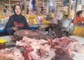 Aktivitas pedagang daging sapi di Pasar Wiradesa, Kabupaten Pekalongan, Senin (4/5/2026). Foto : Fahri Akbar/ Lingkar