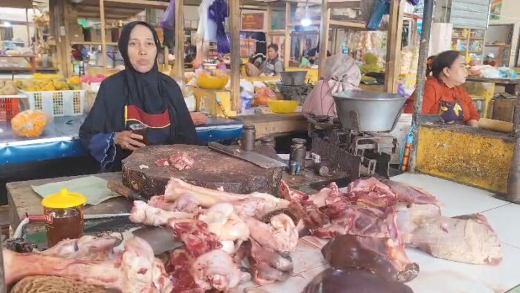 Aktivitas pedagang daging sapi di Pasar Wiradesa, Kabupaten Pekalongan, Senin (4/5/2026). Foto : Fahri Akbar/ Lingkar
