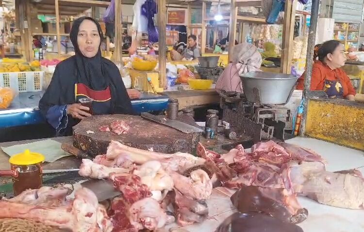 Harga Daging Sapi di Pekalongan Masih Stabil, Per Kilogram Rp140 Ribu 25 Aktivitas pedagang daging sapi di Pasar Wiradesa, Kabupaten Pekalongan, Senin (4/5/2026). Foto : Fahri Akbar/ Lingkar