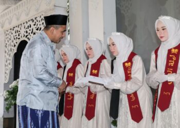 Wakil Gubernur Jawa Tengah, Taj Yasin Maimoen, saat memberikan tali asih kepada santri penghafal Al-Qur'an di Pondok Pesantren Al-Furqon, Desa Batursari, Kecamatan Mranggen, Kabupaten Demak, Minggu, 24 Mei 2026. (Humas Pemprov Jateng/Lingkarjateng.id)