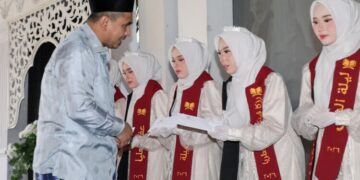 Santri Penghafal Al-Qur'an di Demak Terima Bisyaroh dari Pemprov Jateng 17 Wakil Gubernur Jawa Tengah, Taj Yasin Maimoen, saat memberikan tali asih kepada santri penghafal Al-Qur'an di Pondok Pesantren Al-Furqon, Desa Batursari, Kecamatan Mranggen, Kabupaten Demak, Minggu, 24 Mei 2026. (Humas Pemprov Jateng/Lingkarjateng.id)