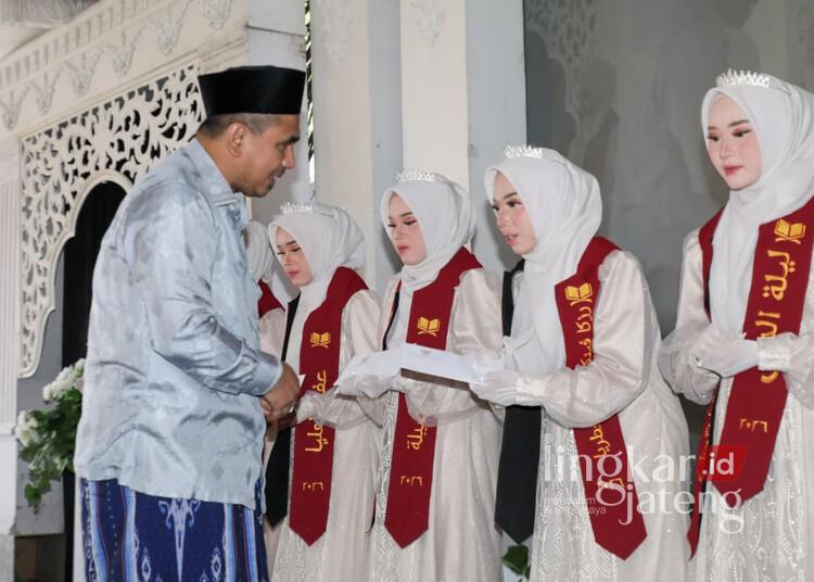 Santri Penghafal Al-Qur'an di Demak Terima Bisyaroh dari Pemprov Jateng 25 Wakil Gubernur Jawa Tengah, Taj Yasin Maimoen, saat memberikan tali asih kepada santri penghafal Al-Qur'an di Pondok Pesantren Al-Furqon, Desa Batursari, Kecamatan Mranggen, Kabupaten Demak, Minggu, 24 Mei 2026. (Humas Pemprov Jateng/Lingkarjateng.id)