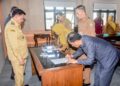 Wali Kota Salatiga, Robby Hernawan, menyaksikan penandatanganan berita acara serah terima jabatan JPT Pratama di Ruang Kalitaman, Kantor Setda Kota Salatiga, Senin, 4 Mei 2026. (Prokompim Setda Salatiga/Lingkarjateng.id)