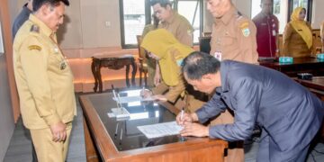 Wali Kota Salatiga, Robby Hernawan, menyaksikan penandatanganan berita acara serah terima jabatan JPT Pratama di Ruang Kalitaman, Kantor Setda Kota Salatiga, Senin, 4 Mei 2026. (Prokompim Setda Salatiga/Lingkarjateng.id)