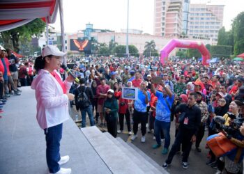 Wali Kota Semarang, Agustina Wilujeng Pramestutu, melepas ribuan peserta Mlaku Bareng 479 di kawasan Simpang Lima, Minggu, 3 Mei 2026. (Humas Pemkot Semarang/Lingkarjateng.id)