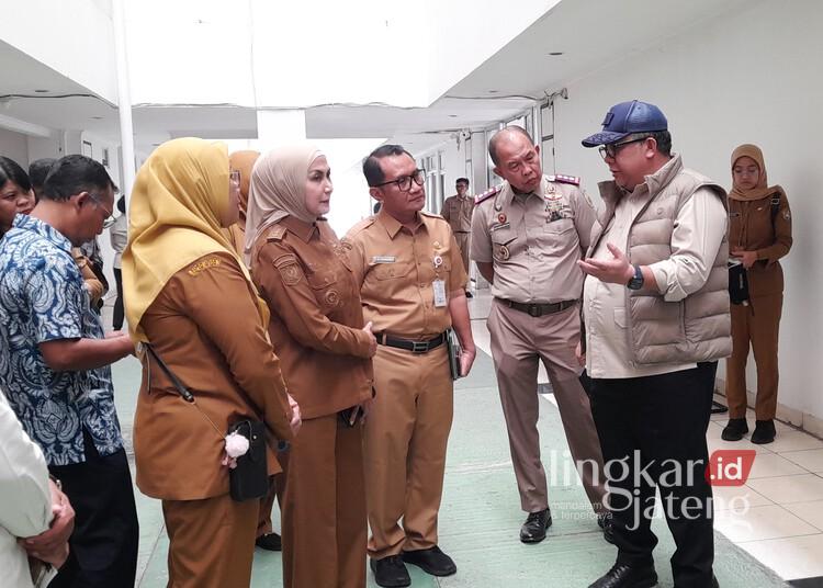 Wamen PKP Dorong Kendal Bangun Hunian Vertikal Antisipasi Ledakan Penduduk di Kawasan Industri 25 Wamen PKPK, Fahri Hamzah, didampingi Bupati Kendal, Dyah Kartika Permanasari, dan jajarna Forkopimda saat meninjau salah satu rusunawa di Kabupaten Kendal, Senin, 18 Mei 2026. (Anik KustianiLingkarjateng.id)