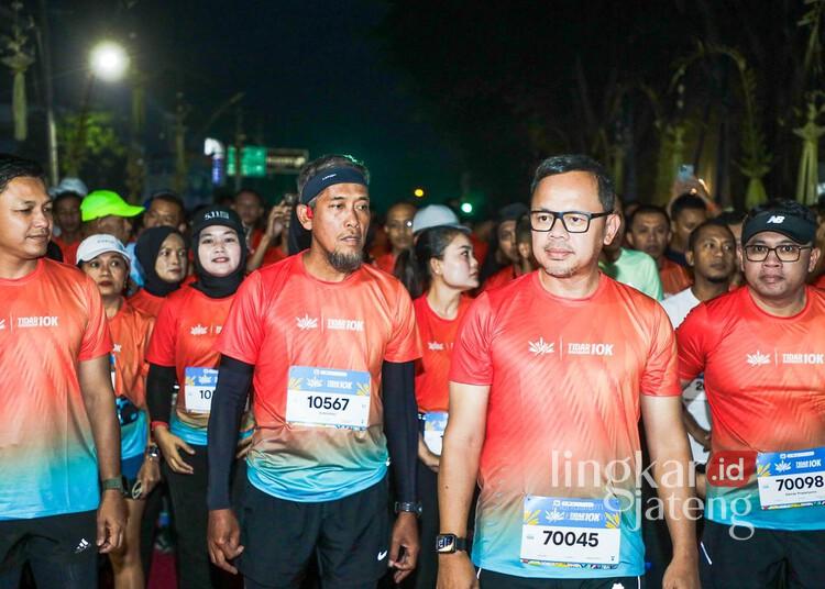Diminati Masyarakat, Ajang Lari Tidar Borobudur 10K Berpotensi Dongkrak Pariwisata Jateng 25 Wamendagri Bima Arya Sugiarto bersama Sekda Jawa Tengah Sumarno mengikuti ajang lari Tidar Borobudur 10K di Kota Magelang, Minggu, 24 Mei 2026. (Humas Pemprov Jateng/Lingkarjateng.id)