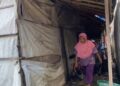 Sutinah, keluar dari hunian sempit 1x6 meter di lorong rumah di Desa Jepangpakis, Kecamatan Jati, Kabupaten Kudus, Selasa, 5 Mei 2026. (Lingkarjateng.id)