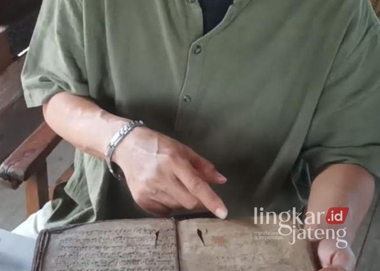 Warga Kota Salatiga Simpan Manuskrip Kuno Berusia 700 Tahun, Simpan Kisah Nabi hingga Al-Quran 25 BENDA BERSEJARAH: Gunawan Hardiwanto menunjukkan sala satu manuskrip kuno di Joglo Ki Penjawi, Sidorejo Lor, Kecamatan Sidorejo, Kota Salatiga, Jumat, 29 Mei 2026. (Angga Rosa/Lingkarjateng.id)
