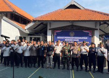 Lapas Kelas IIA Kendal bersama BNNK Kendal, Polres Kendal, dan Kodim 0715 Kendal melaksanakan Ikrar Pemasyarakatan Bersih dari Handphone Ilegal, Narkoba, dan Penipuan. Foto : Dok. Lapas Kendal/Lingkar