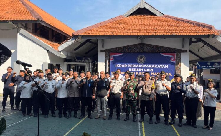 Lapas Kelas II A Kendal Tegaskan Komitmen Bersih dari Handphone Ilegal, Narkoba, dan Penipuan 25 Lapas Kelas IIA Kendal bersama BNNK Kendal, Polres Kendal, dan Kodim 0715 Kendal melaksanakan Ikrar Pemasyarakatan Bersih dari Handphone Ilegal, Narkoba, dan Penipuan. Foto : Dok. Lapas Kendal/Lingkar