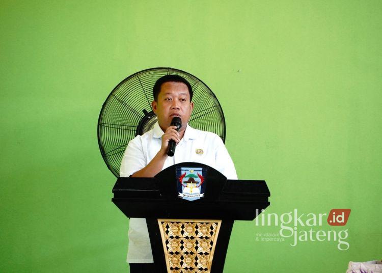 DPRD Pati Minta Sekolah Negeri Hindari Acara Perpisahan Mewah dan Mahal 25 Ketua Komisi D DPRD Pati Teguh Bandang Waluyo saat memberikan sosialisasi di sekolah. (Lingkarjateng.id)