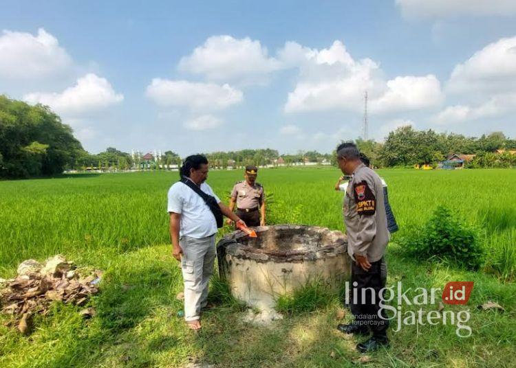 Polsek Blora menyelidiki penemuan mayat lansia di dalam sumur yang berada di tengah areal persawahan Desa Temurejo, Senin, 4 Mei 2026. (Dok. Polres Blora/Lingkarjateng.id)