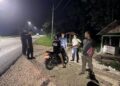 Anggota Polsek Cepu melakukan olah TKP setelah menerima laporan pengeroyokan di Kecamatan Cepu. (Dok. Polres Blora/Lingkarjateng.id)