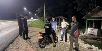 Anggota Polsek Cepu melakukan olah TKP setelah menerima laporan pengeroyokan di Kecamatan Cepu. (Dok. Polres Blora/Lingkarjateng.id)