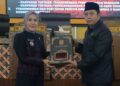 Pemkab Boyolali Usulkan Ranperda Perpustakaan Inklusif dan Penyelenggaraan PAUD 34 Wakil Bupati Boyolali Dwi Fajar Nirwana menyerahkan dua Ranperda usulan Bupati kepada Ketua DPRD Susetya Kusuma Dwi Hartanta saat Rapat Paripurna di Ruang Rapat Paripurna S. Paryanto DPRD Boyolali pada Kamis, 21 Mei 2026. (Dok. Pemkab Boyolali/Lingkarjateng.id)