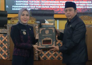 Wakil Bupati Boyolali Dwi Fajar Nirwana menyerahkan dua Ranperda usulan Bupati kepada Ketua DPRD Susetya Kusuma Dwi Hartanta saat Rapat Paripurna di Ruang Rapat Paripurna S. Paryanto DPRD Boyolali pada Kamis, 21 Mei 2026. (Dok. Pemkab Boyolali/Lingkarjateng.id)