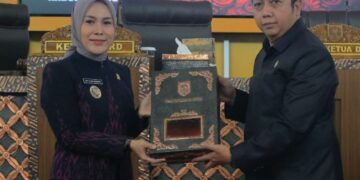 Pemkab Boyolali Usulkan Ranperda Perpustakaan Inklusif dan Penyelenggaraan PAUD 10 Wakil Bupati Boyolali Dwi Fajar Nirwana menyerahkan dua Ranperda usulan Bupati kepada Ketua DPRD Susetya Kusuma Dwi Hartanta saat Rapat Paripurna di Ruang Rapat Paripurna S. Paryanto DPRD Boyolali pada Kamis, 21 Mei 2026. (Dok. Pemkab Boyolali/Lingkarjateng.id)