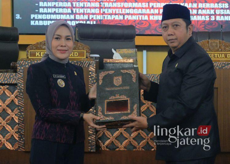 Pemkab Boyolali Usulkan Ranperda Perpustakaan Inklusif dan Penyelenggaraan PAUD 25 Wakil Bupati Boyolali Dwi Fajar Nirwana menyerahkan dua Ranperda usulan Bupati kepada Ketua DPRD Susetya Kusuma Dwi Hartanta saat Rapat Paripurna di Ruang Rapat Paripurna S. Paryanto DPRD Boyolali pada Kamis, 21 Mei 2026. (Dok. Pemkab Boyolali/Lingkarjateng.id)