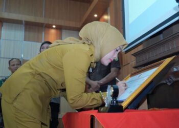 Wakil Bupati Boyolali Dwi Fajar Nirwana menandatangani Pakta Integritas SPMB tahun ajaran 2026/2027 di Aula Disdikbud Kabupaten Boyolali, Senin, 11 Mei 2026. (Dok. Pemkab Boyolali/Lingkarjateng.id)