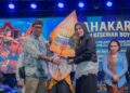 Wakil Bupati (Wabup) Boyolali Dwi Fajar Nirwana menyerahkan gunungan wayang sebagai simbol melantik Pengurus DKD Kabupaten Boyolali Periode 2026-2030. (Dok. Pemkab Boyolali/Lingkarjateng.id)