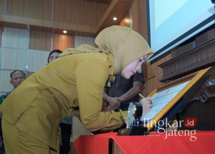 Pemkab Boyolali Perkuat Integritas SPMB 2026, Tak Boleh Ada Pungutan 25 Wakil Bupati Boyolali Dwi Fajar Nirwana menandatangani Pakta Integritas SPMB tahun ajaran 2026/2027 di Aula Disdikbud Kabupaten Boyolali, Senin, 11 Mei 2026. (Dok. Pemkab Boyolali/Lingkarjateng.id)