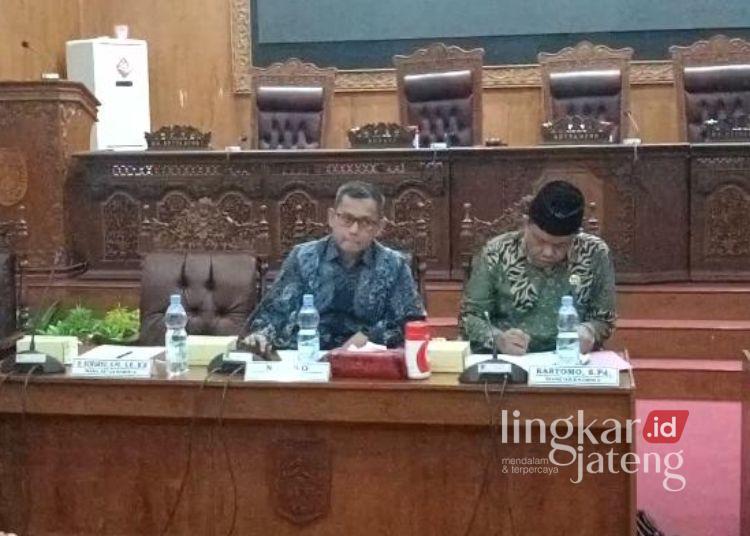 Narso Sebut Ada Pengecualian di Raperda Bantuan Hukum Pati 25 Ketua Komisi A DPRD Pati Narso (kiri) dalam rapat Raperda tentang Bantuan Hukum bagi Masyarakat Miskin, Senin, 18 Mei 2026. (Lingkarjateng.id)