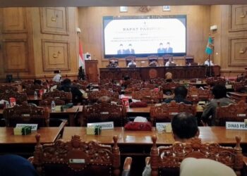 Rapat paripurna dengan agenda persetujuan penetapan perubahan kedua atas Program Pembentukan Peraturan Daerah (Propemperda) Kabupaten Pati Tahun 2026 diikuti Plt Bupati Pati Risma Ardhi Chandra dan jajaran OPD, Rabu, 20 Mei 2026. (Lingkarjateng.id)