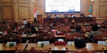 Revisi Propemperda Pati 2026 Disepakati, Perda Desa Berpotensi Berubah 10 Rapat paripurna dengan agenda persetujuan penetapan perubahan kedua atas Program Pembentukan Peraturan Daerah (Propemperda) Kabupaten Pati Tahun 2026 diikuti Plt Bupati Pati Risma Ardhi Chandra dan jajaran OPD, Rabu, 20 Mei 2026. (Lingkarjateng.id)