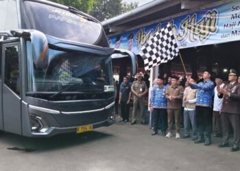 Bupati Jepara, Witiarso Utomo (Mas Wiwit) saat melepas Jamaah haji Jepara di depan Pendopo Kartini, Senin, 4 Mei 2026. (Tomi Budianto/Lingkarjateng.id)