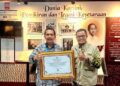 Kearsipan Unggul di Tingkat Nasional, Jepara Raih Predikat Sangat Memuaskan dari ANRI 34 Kepala Dinas Kearsipan dan Perpustakaan (Diskarpus) Kabupaten Jepara, Edy Sujatmiko saat menerima penghargaan Pengawasan Kearsipan Tahun 2025 dari Arsip Nasional Republik Indonesia (ANRI). (Dok. Pribadi/Lingkarjateng.id)