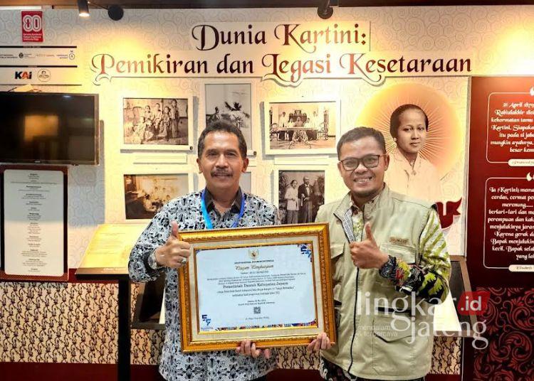 Kearsipan Unggul di Tingkat Nasional, Jepara Raih Predikat Sangat Memuaskan dari ANRI 25 Kepala Dinas Kearsipan dan Perpustakaan (Diskarpus) Kabupaten Jepara, Edy Sujatmiko saat menerima penghargaan Pengawasan Kearsipan Tahun 2025 dari Arsip Nasional Republik Indonesia (ANRI). (Dok. Pribadi/Lingkarjateng.id)