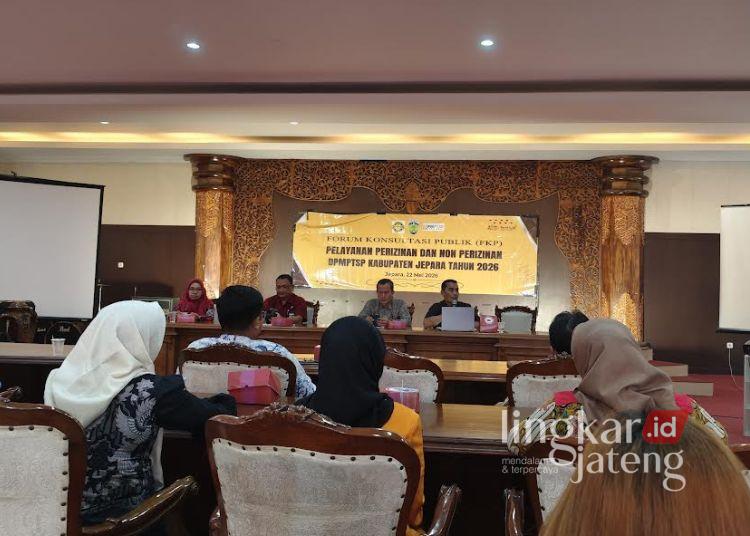 Tingkatkan Layanan, DPMPTSP Jepara Serap Aspirasi Lewat FKP 25 DPMPTSP Kabupaten Jepara saat menggelar Forum Konsultasi Publik (FKP) Pelayanan Perizinan dan Non Perizinan Tahun 2026 di Aula Lantai 3 Gedung OPD Bersama, pada Jumat, 22 Mei 2026. (Tomi Budianto/Lingkarjateng.id)