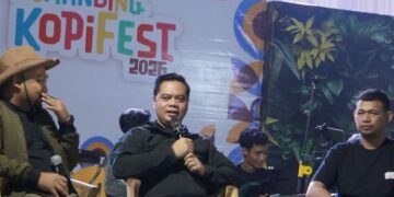 Bupati Jepara, Witiarso Utomo (Mas Wiwit) saat menghadiri kegiatan Sumanding KopiFest 2026 di kawasan Hutan Pinus Buper Sumanding, Jumat, 22 Mei 2026 malam. (Dok. for Lingkarjateng.id)