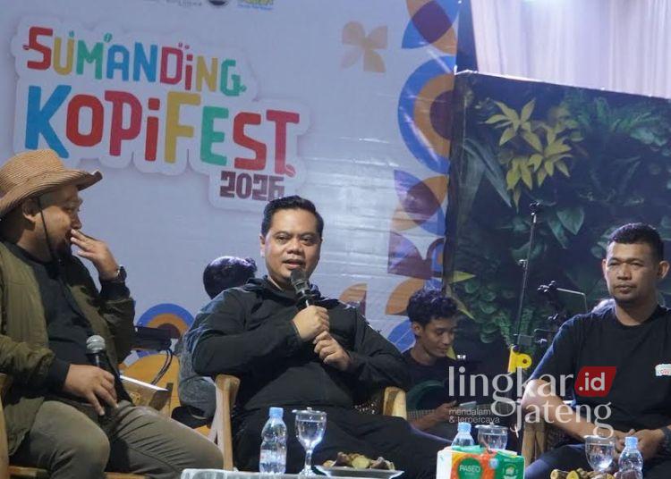 Bupati Wiwit Dorong Promosi Kopi Jepara lewat Sumanding KopiFest 2026 25 Bupati Jepara, Witiarso Utomo (Mas Wiwit) saat menghadiri kegiatan Sumanding KopiFest 2026 di kawasan Hutan Pinus Buper Sumanding, Jumat, 22 Mei 2026 malam. (Dok. for Lingkarjateng.id)