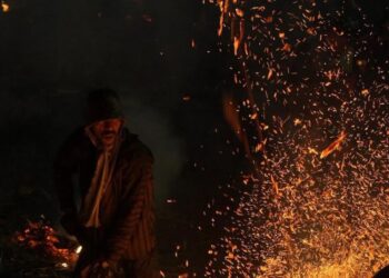 Tradisi budaya Perang Obor di Desa Tegalsambi, Kecamatan Tahunan, Kabupaten Jepara, pada Senin, 25 Mei 2026. (Tomi Budianto/Lingkarjateng.id)
