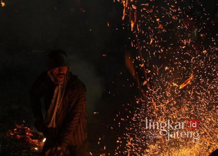 Meski Diguyur Hujan, Ribuan Pengunjung Padati Perang Obor Tegalsambi Jepara 25 Tradisi budaya Perang Obor di Desa Tegalsambi, Kecamatan Tahunan, Kabupaten Jepara, pada Senin, 25 Mei 2026. (Tomi Budianto/Lingkarjateng.id)