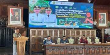 Staf Ahli Bupati Bidang Politik, Hukum, dan Pemerintahan Diskopukmnakertrans Jepara Samiadji memberikan sambutan dalam Sosialisasi Perpajakan, Ketenagakerjaan, Literasi Keuangan, dan Akses Permodalan bagi pelaku UMKM dan IKM di Pendopo Kartini, Selasa, 26 Mei 2026. (Dok. for Lingkarjateng.id)