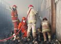 Petugas Damkar memadamkan api di gudang benang di pabrik tekstil PT Apac Inti Corpora, Kecamatan Bawen, Kabupaten Semarang, Kamis (7/5/2026). Foto: Dok. Satpol PP dan Damkar Semarang/Lingkar