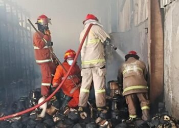 Petugas Damkar memadamkan api di gudang benang di pabrik tekstil PT Apac Inti Corpora, Kecamatan Bawen, Kabupaten Semarang, Kamis (7/5/2026). Foto: Dok. Satpol PP dan Damkar Semarang/Lingkar
