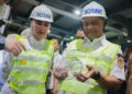 Gubernur Jawa Tengah Ahmad Luthfi didampingi Bupati Kendal Dyah Kartika Purnamasari melihat proses produksi PT Borine Technology Indonesia, di Kawasan Ekonomi Kendal (KEK), Rabu, 6 Mei 2026. (Dok. Humas Pemprov Jateng)