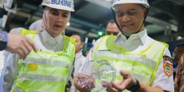 Gubernur Jawa Tengah Ahmad Luthfi didampingi Bupati Kendal Dyah Kartika Purnamasari melihat proses produksi PT Borine Technology Indonesia, di Kawasan Ekonomi Kendal (KEK), Rabu, 6 Mei 2026. (Dok. Humas Pemprov Jateng)