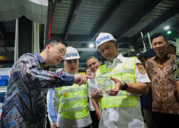 Gubernur Jawa Tengah Ahmad Luthfi didampingi Bupati Kendal Dyah Kartika Purnamasari melihat proses produksi PT Borine Technology Indonesia, di Kawasan Ekonomi Kendal (KEK), Rabu, 6 Mei 2026. (Dok. Humas Pemprov Jateng)