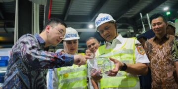 Gubernur Jawa Tengah Ahmad Luthfi didampingi Bupati Kendal Dyah Kartika Purnamasari melihat proses produksi PT Borine Technology Indonesia, di Kawasan Ekonomi Kendal (KEK), Rabu, 6 Mei 2026. (Dok. Humas Pemprov Jateng)