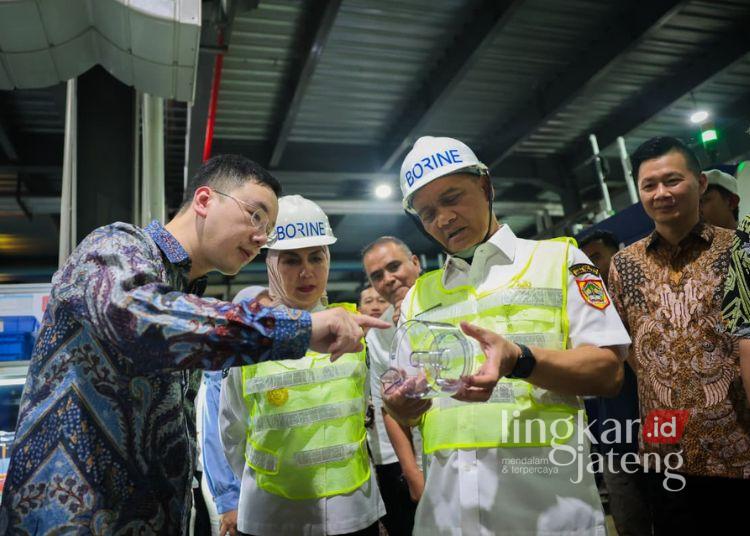 Kunjungi Pabrik di KEK, Gubernur Jateng Nilai SDM Lokal Tak Kalah dari Negara Lain 25 Gubernur Jawa Tengah Ahmad Luthfi didampingi Bupati Kendal Dyah Kartika Purnamasari melihat proses produksi PT Borine Technology Indonesia, di Kawasan Ekonomi Kendal (KEK), Rabu, 6 Mei 2026. (Dok. Humas Pemprov Jateng)