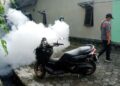 Pelaksanaan foggig di Desa Karangmulyo, Kecamatan Pegandon menyusul kasus 5 anak dirawat akibat demam dengue (DD). (Dok. Pribadi/Lingkarjateng.id)
