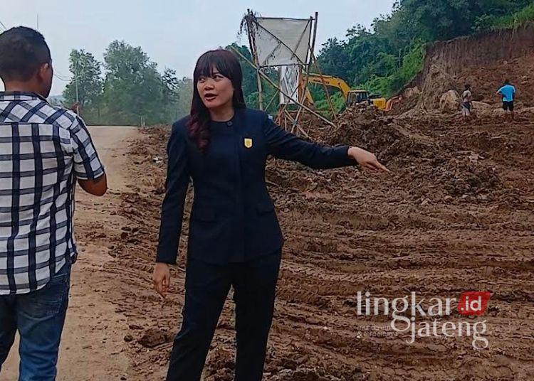 Sidak Galian C, DPRD Kendal Minta Pengelola Bangun Drainase dan Ganti Armada Pengangkut 25 Ketua Komisi C DPRD Kendal, Sisca Meritania saat melakukan sidak galian C Sepetek di Jalan Kaliwungu-Boja, Desa Kertosari, Kecamatan Limbangan, Kamis 21 Mei 2026 sore. (Dok. Pribadi/Lingkarjateng.id)