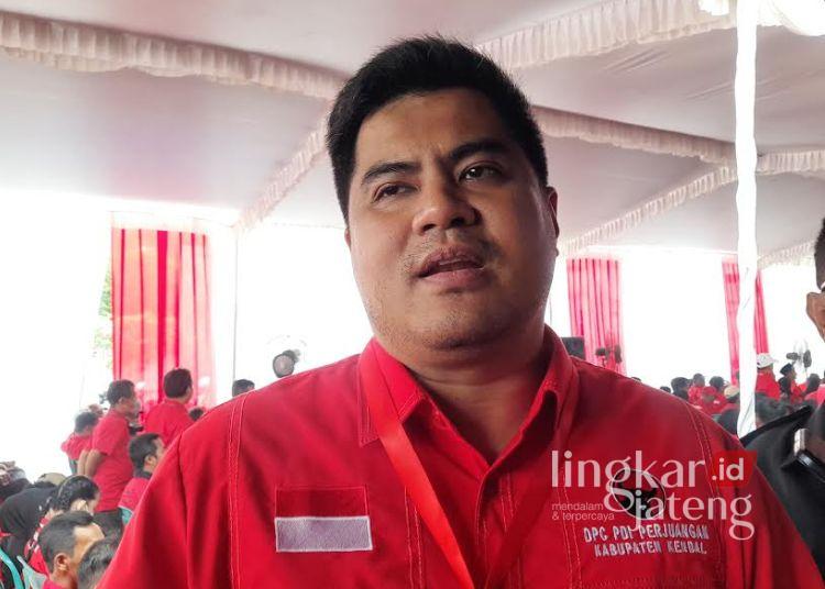 PDI Perjuangan Kendal Tetap Solid, Targetkan Tiap Dapil Raih 2 Kursi di Pemilu 2029 25 Ketua DPC PDI Perjuangan Kendal, Bintang Yudha Daneswara saat diwawancarai, Jumat, 22 Mei 2026. (Anik Kustiani/Lingkarjateng.id)